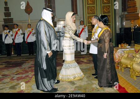 Sheikha Mozah Bint Nasser Al Misned Shales Hand von Thailands Königin Sirikit zum 60th. Jahrestag der Herrschaft von König Bhumibol Adulyadej von Thailand, in Bangkok am 13. Juni 2006. Foto von Patrick Druand/Pool/ABACAPRESS.COM Stockfoto