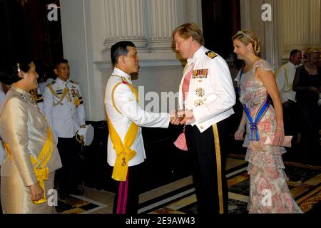 Kronprinz Willem Alexander und Maxima aus den Niederlanden werden von der thailändischen Kronprinzessin Maha Chakri Sirindhorn (2nd-L) und der thailändischen Kronprinzessin Maha Chakri Sirindhorn (R) am 13. Juni 2006 beim königlichen Bankett im Goldenen Palast in Bangkok begrüßt. Der König von Thailand feiert den 60th. Jahrestag seiner Thronbesteigung. Foto von Patrick Durand/Pool/ABACAPRESS.COM Stockfoto