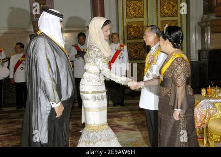 Sheikha Mozah Bint Nasser Al Misned Shales Hand von Thailands Königin Sirikit zum 60th. Jahrestag der Herrschaft von König Bhumibol Adulyadej von Thailand, in Bangkok am 13. Juni 2006. Foto von Patrick Druand/Pool/ABACAPRESS.COM Stockfoto