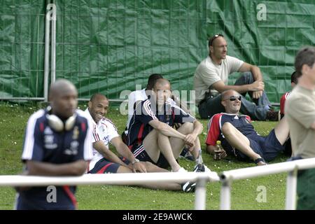 Die Franzosen Thierry Henry, Zinedine Zidane, Claude Makelele, Fabien Barthez und Willy Sagnol (L-R) sehen sich am 14. Juni 2006 in Aerzen ein Fußballspiel zwischen einem Teil der französischen Mannschaft und einem lokalen Team an. Frankreich zog 0-0 gegen die Schweiz, andere Teams in der Gruppe G der WM 2006 sind Südkorea und Togo. Foto von Gouhier-Hahn-Orban/Cameleon/ABACAPRESS.COM Stockfoto