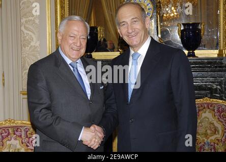 Präsident des französischen Senats Christian Poncelet empfängt den israelischen Ministerpräsidenten Ehud Olmert am 14. Juni 2006 im Senat in Paris. Foto von Bruno Klein/ABACAPRESS.COM Stockfoto