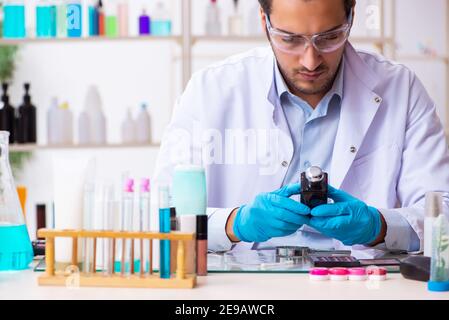 Junge Chemiker im Labor Stockfoto