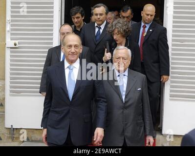 Präsident des französischen Senats Christian Poncelet empfängt den israelischen Ministerpräsidenten Ehud Olmert am 14. Juni 2006 im Senat in Paris. Foto von Bruno Klein/ABACAPRESS.COM Stockfoto