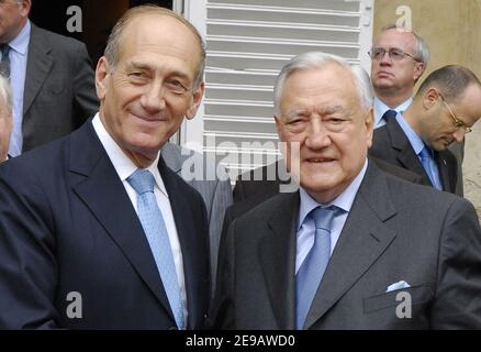 Präsident des französischen Senats Christian Poncelet empfängt den israelischen Ministerpräsidenten Ehud Olmert am 14. Juni 2006 im Senat in Paris. Foto von Bruno Klein/ABACAPRESS.COM Stockfoto