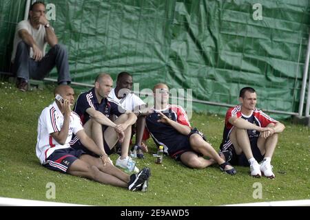 Die Franzosen Thierry Henry, Zinedine Zidane, Claude Makelele, Fabien Barthez und Willy Sagnol (L-R) sehen sich am 14. Juni 2006 in Aerzen ein Fußballspiel zwischen einem Teil der französischen Mannschaft und einem lokalen Team an. Frankreich zog 0-0 gegen die Schweiz, andere Teams in der Gruppe G der WM 2006 sind Südkorea und Togo. Foto von Gouhier-Hahn-Orban/Cameleon/ABACAPRESS.COM Stockfoto