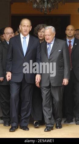 Präsident des französischen Senats Christian Poncelet empfängt den israelischen Ministerpräsidenten Ehud Olmert am 14. Juni 2006 im Senat in Paris. Foto von Bruno Klein/ABACAPRESS.COM Stockfoto