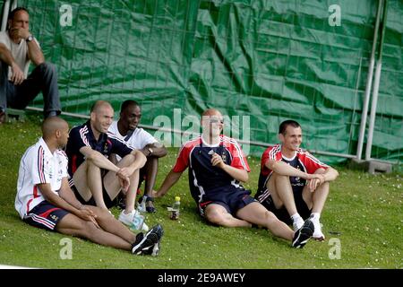 Die Franzosen Thierry Henry, Zinedine Zidane, Claude Makelele, Fabien Barthez und Willy Sagnol (L-R) sehen sich am 14. Juni 2006 in Aerzen ein Fußballspiel zwischen einem Teil der französischen Mannschaft und einem lokalen Team an. Frankreich zog 0-0 gegen die Schweiz, andere Teams in der Gruppe G der WM 2006 sind Südkorea und Togo. Foto von Gouhier-Hahn-Orban/Cameleon/ABACAPRESS.COM Stockfoto