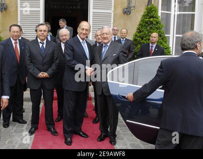 Präsident des französischen Senats Christian Poncelet empfängt den israelischen Ministerpräsidenten Ehud Olmert am 14. Juni 2006 im Senat in Paris. Foto von Bruno Klein/ABACAPRESS.COM Stockfoto