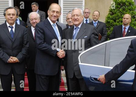 Präsident des französischen Senats Christian Poncelet empfängt den israelischen Ministerpräsidenten Ehud Olmert am 14. Juni 2006 im Senat in Paris. Foto von Bruno Klein/ABACAPRESS.COM Stockfoto