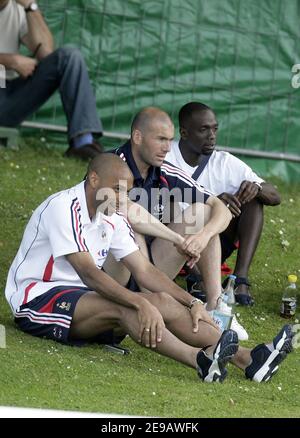 Die Franzosen Thierry Henry, Zinedine Zidane, Claude Makelele und Fabien Barthez (L-R) sehen sich am 14. Juni 2006 in Aerzen ein Fußballspiel zwischen einem Teil der französischen Mannschaft und einer lokalen Mannschaft an. Frankreich zog 0-0 gegen die Schweiz, andere Teams in der Gruppe G der WM 2006 sind Südkorea und Togo. Foto von Gouhier-Hahn-Orban/Cameleon/ABACAPRESS.COM Stockfoto