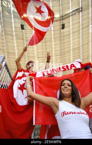 Tunesiens Fans während der WM 2006, Gruppe G, Tunesien gegen Königreich Saudi-Arabien am 14. Juni 2006 in der Allianz-Arena in München, Deutschland. Das Spiel endete in 2-2 Unentschieden. Foto von Gouhier-Hahn-Orban/Cameleon/ABACAPRESS.COM Stockfoto