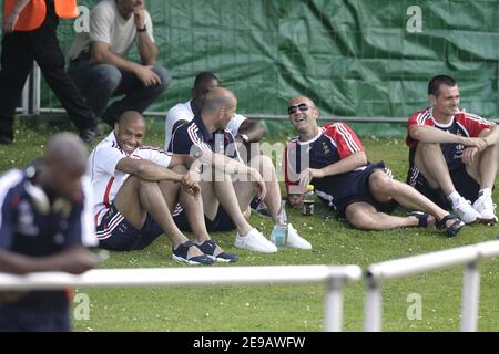 Die Franzosen Thierry Henry, Zinedine Zidane, Claude Makelele, Fabien Barthez und Willy Sagnol (L-R) sehen sich am 14. Juni 2006 in Aerzen ein Fußballspiel zwischen einem Teil der französischen Mannschaft und einem lokalen Team an. Frankreich zog 0-0 gegen die Schweiz, andere Teams in der Gruppe G der WM 2006 sind Südkorea und Togo. Foto von Gouhier-Hahn-Orban/Cameleon/ABACAPRESS.COM Stockfoto