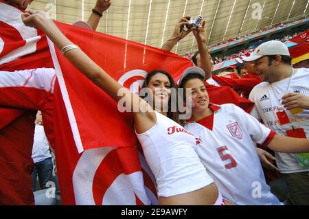 Tunesiens Fans während der WM 2006, Gruppe G, Tunesien gegen Königreich Saudi-Arabien am 14. Juni 2006 in der Allianz-Arena in München, Deutschland. Das Spiel endete in 2-2 Unentschieden. Foto von Gouhier-Hahn-Orban/Cameleon/ABACAPRESS.COM Stockfoto