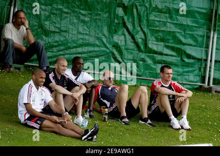 Die Franzosen Thierry Henry, Zinedine Zidane, Claude Makelele, Fabien Barthez und Willy Sagnol (L-R) sehen sich am 14. Juni 2006 in Aerzen ein Fußballspiel zwischen einem Teil der französischen Mannschaft und einem lokalen Team an. Frankreich zog 0-0 gegen die Schweiz, andere Teams in der Gruppe G der WM 2006 sind Südkorea und Togo. Foto von Gouhier-Hahn-Orban/Cameleon/ABACAPRESS.COM Stockfoto