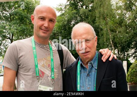 Sportjournalist Thierry Roland stirbt im Alter von 74 Jahren, wurde am Samstag, 16. Juni 2012 bekannt gegeben. Datei Foto : EXKLUSIV. Kommentatoren des französischen Fernsehsenders M6, Franck Leboeuf und Thierry Roland posieren für unseren Fotografen während der WM am 14. Juni 2006 in Hamburg. Foto von Gouhier-Hahn-Orban/Cameleon/ABACAPRESS.COM Stockfoto