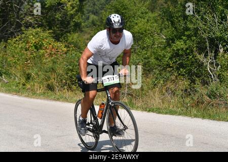 Mavrovo, Mazedonien, September 08 2020. Das Zeitfahrrad-Rennen fand im hügeligen Gelände von Mavrovo statt, für Profi- und Amateurfahrer. Stockfoto