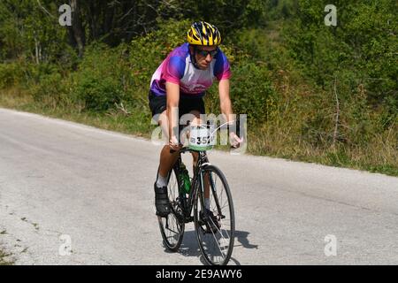 Mavrovo, Mazedonien, September 08 2020. Das Zeitfahrrad-Rennen fand im hügeligen Gelände von Mavrovo statt, für Profi- und Amateurfahrer. Stockfoto