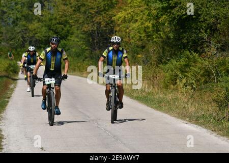 Mavrovo, Mazedonien, September 08 2020. Das Zeitfahrrad-Rennen fand im hügeligen Gelände von Mavrovo statt, für Profi- und Amateurfahrer. Stockfoto