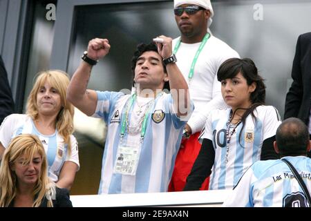 Die argentinische Fußballlegende Diego Armando Maradona, seine Ex-Frau Claudia und seine Tochter Dalma nehmen am 16. Juni 2006 an der WM 2006, GroupC, Argentinien gegen Serbien und Montenegro in der Arena AufSchalke in Gelsenkirchen Teil. Foto von Gouhier-Hahn-Orban/Cameleon/ABACAPRESS.COM Stockfoto