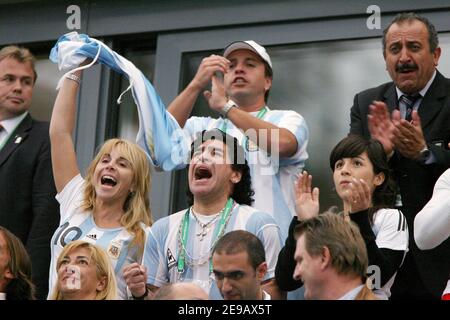 Die argentinische Fußballlegende Diego Armando Maradona, seine Ex-Frau Claudia und seine Tochter Dalma nehmen am 16. Juni 2006 an der WM 2006, GroupC, Argentinien gegen Serbien und Montenegro in der Arena AufSchalke in Gelsenkirchen Teil. Foto von Gouhier-Hahn-Orban/Cameleon/ABACAPRESS.COM Stockfoto