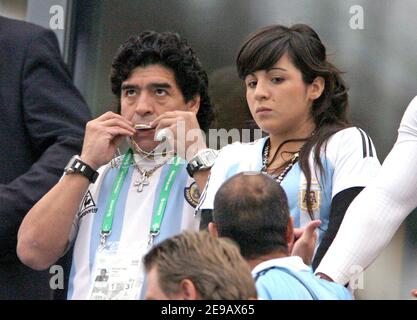 Die argentinische Fußballlegende Diego Armando Maradona, seine Ex-Frau Claudia und seine Tochter Dalma nehmen am 16. Juni 2006 an der WM 2006, GroupC, Argentinien gegen Serbien und Montenegro in der Arena AufSchalke in Gelsenkirchen Teil. Foto von Gouhier-Hahn-Orban/Cameleon/ABACAPRESS.COM Stockfoto