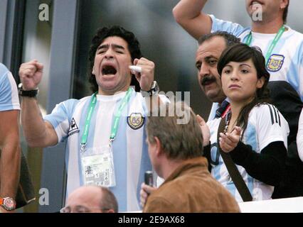 Die argentinische Fußballlegende Diego Armando Maradona, seine Ex-Frau Claudia und seine Tochter Dalma nehmen am 16. Juni 2006 an der WM 2006, GroupC, Argentinien gegen Serbien und Montenegro in der Arena AufSchalke in Gelsenkirchen Teil. Foto von Gouhier-Hahn-Orban/Cameleon/ABACAPRESS.COM Stockfoto