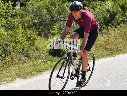 Mavrovo, Mazedonien, September 08 2020. Das Zeitfahrrad-Rennen fand im hügeligen Gelände von Mavrovo statt, für Profi- und Amateurfahrer. Stockfoto