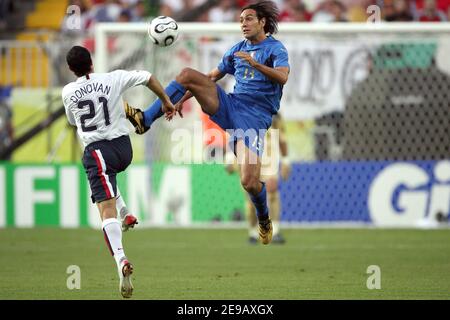 Der US-Amerikaner Landon Donovan und der Italiener Alessandro Nesta kämpfen während der WM 2006, Gruppe E Italien gegen USA, in Kaiserslautern, Deutschland, am 17. Juni 2006 um den Ball. Das Spiel endete in einem Unentschieden 1-1. Foto von Gouhier-Hahn-Orban/Cameleon/ABACAPRESS.COM Stockfoto