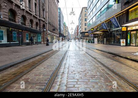 Finnland, Helsinki. 26. Januar 2021 Zentrale Straße im alten Helsinki. Aleksanterinkatu .Konzept historische Architektur .Zentrale Komposition. Hochwertige Fotos Stockfoto