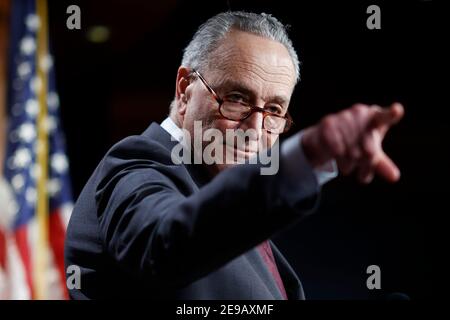 Washington, USA. Februar 2021, 2nd. Der Mehrheitsführer des US-Senats, Chuck Schumer, nimmt an einer Pressekonferenz auf dem Capitol Hill in Washington, DC, USA, am 2. Februar 2021 Teil. Der Mehrheitsvorsitzende des US-Senats, Chuck Schumer, und der Minderheitsvorsitzende des Senats, Mitch McConnell, haben eine Entscheidung zur Machtteilung für die Führung einer Oberkammer von 50-50 erreicht, die es den Demokraten erlaubt, die Kontrolle über mächtige Senatsausschüsse zu übernehmen, berichteten lokale Medien am Dienstag. Kredit: Ting Shen/Xinhua/Alamy Live Nachrichten Stockfoto