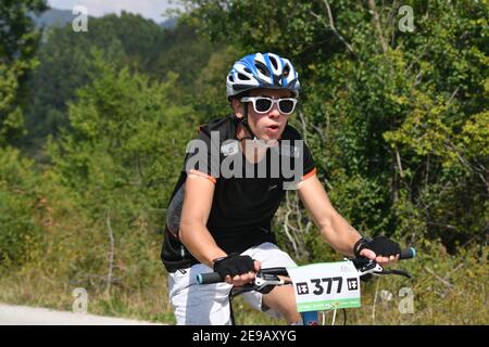 Mavrovo, Mazedonien, September 08 2020. Das Zeitfahrrad-Rennen fand im hügeligen Gelände von Mavrovo statt, für Profi- und Amateurfahrer. Stockfoto