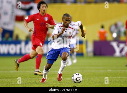 Frankreichs Florent Malouda in Aktion während der WM 2006, Gruppe G Frankreich gegen Südkorea, in Leipzig, Deutschland, am 18. Juni 2006. Das Spiel endete in der Ziehung 1-1. Foto von Christian Liewig/ABACAPRESS.COM Stockfoto