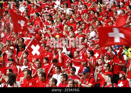 Schweizer Fans bei der WM 2006, Gruppe G, Togo gegen Schweiz am 19. Juni 2006 im Signal Iduna Park Stadion in Dortmund. Die Schweiz gewann 2-0. Foto von Christian Liewig/ABACAPRESS.COM Stockfoto