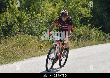 Mavrovo, Mazedonien, September 08 2020. Das Zeitfahrrad-Rennen fand im hügeligen Gelände von Mavrovo statt, für Profi- und Amateurfahrer. Stockfoto