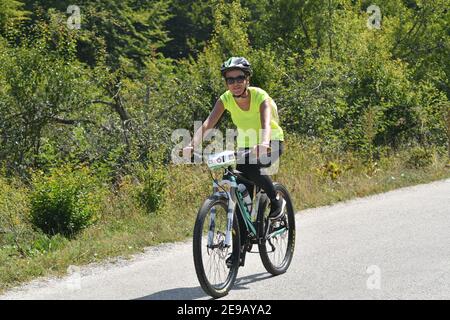 Mavrovo, Mazedonien, September 08 2020. Das Zeitfahrrad-Rennen fand im hügeligen Gelände von Mavrovo statt, für Profi- und Amateurfahrer. Stockfoto