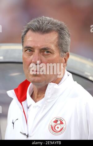 Tunesiens Trainer Roger Lemerre bei der WM 2006, Gruppe H, Spanien gegen Tunesien am 19. Juni 2006 im Gottlieb-Daimler-Stadion in Stuttgart. Spanien Gewann 3-1. Foto von Gouhier-Hahn-Orban/Cameleon/ABACAPRESS.COM Stockfoto