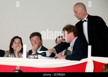 Prinzessin Caroline von Monaco, ihr Mann Ernst-August und Freunde beobachten das Internationale Springen von Monte Carlo, 22. Juni 2006, am ersten Tag. Foto von Orban/ABACAPRESS.COM Stockfoto