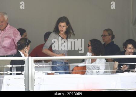 Prinzessin Caroline von Monaco und ihre Tochter Charlotte Casiraghi beobachten das internationale Springen von Monte Carlo, 22. Juni 2006, am ersten Tag. Foto von Orban/ABACAPRESS.COM Stockfoto