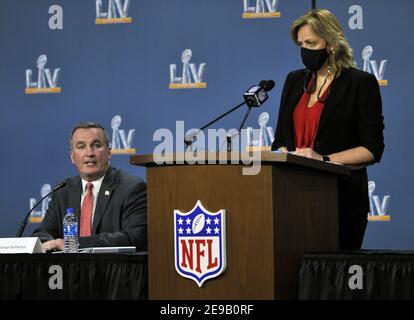 Tampa, Usa. Februar 2021, 03rd. NFL Chief Security Officer Cathy Lanier (R) hört FBI Special Agent verantwortlich Michael McPherson (L) sprechen während einer Pressekonferenz im Tampa Convention Center, um Sicherheitsmaßnahmen für Super Bowl LV in Tampa, Florida am Mittwoch, 3. Februar 2021 zu diskutieren. Foto von Steve Nesius/UPI Kredit: UPI/Alamy Live Nachrichten Stockfoto