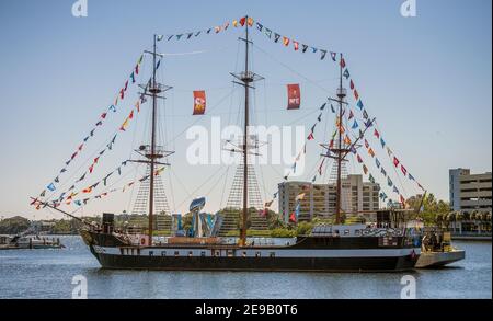 Tampa, Usa. Februar 2021, 03rd. Banner Förderung Super Bowl LV schmücken das Piratenschiff "Jose Gasparilla" vor dem Tampa Convention Center in Tampa, Florida am Mittwoch verankert, 3. Februar 2021. Foto von Steve Nesius/UPI Kredit: UPI/Alamy Live Nachrichten Stockfoto