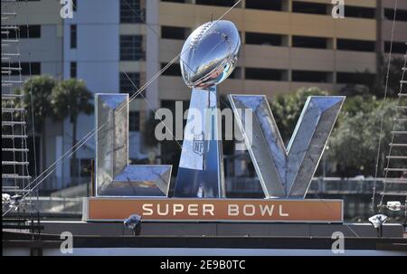 Tampa, Usa. Februar 2021, 03rd. Ein Super Bowl LV Logo sitzt an Bord des Piratenschiffs "Jose Gasparilla" vor dem Tampa Convention Center in Tampa, Florida am Mittwoch, 3. Februar 2021 verankert. Foto von Steve Nesius/UPI Kredit: UPI/Alamy Live Nachrichten Stockfoto