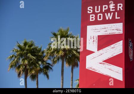 Tampa, Usa. Februar 2021, 03rd. Banner für Super Bowl LV schmücken das Tampa Convention Center in Tampa, Florida am Mittwoch, 3. Februar 2021. Foto von Steve Nesius/UPI Kredit: UPI/Alamy Live Nachrichten Stockfoto