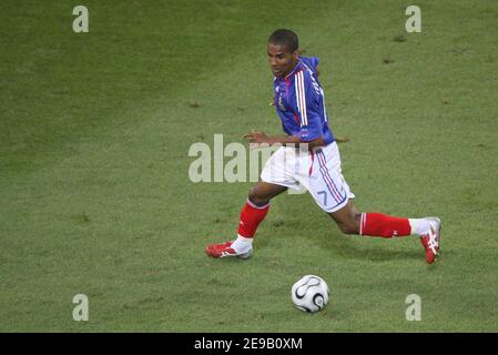 Der französische Florent Malouda in Aktion während der FIFA Fußball-WM-Gruppe G 2006, Frankreich gegen Togo, am 23. Juni 2006 in Köln. Frankreich gewann 2-0. Foto von Gouhier-Hahn-Orban/Cameleon/ABACAPRESS.COM Stockfoto