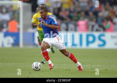 Der französische Florent Malouda in Aktion während der FIFA Fußball-WM-Gruppe G 2006, Frankreich gegen Togo, am 23. Juni 2006 in Köln. Frankreich gewann 2-0. Foto von Gouhier-Hahn-Orban/Cameleon/ABACAPRESS.COM Stockfoto