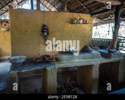 HIRIWADUNNA, SRI LANKA - 10. März 2019: Traditionelle Outdoor-Küche in Öko-Dorf. Stockfoto