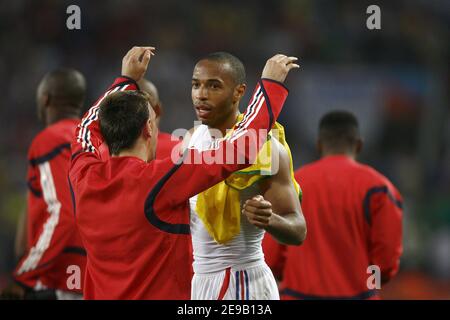 Die Franzosen Thierry Henry und Franck Ribery feiern am 23. Juni 2006 in Köln nach der Fußball-WM-Gruppe G 2006, Frankreich gegen Togo. Frankreich gewann 2-0. Foto von Christian Liewig/ABACAPRESS.COM Stockfoto