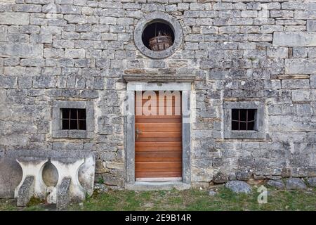 Nahaufnahme von Holztüren und Fenstern in einem alten Mittelalter Steinmauer Stockfoto