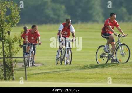 Die Franzosen Sylvain Wiltord, Franck Ribery, Thierry Henry und Willy Sagnol fahren am 24. Juni 2006 mit dem Co-Trainer Robert Duverne auf dem Golfplatz des Schloss Hotel Münchhausen in Aerzen. Foto von Gouhier-Hahn-Orban/Cameleon/ABACAPRESS.COM Stockfoto