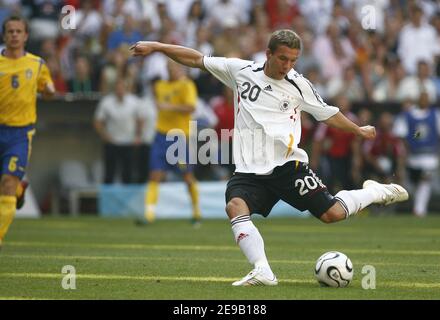 Der deutsche Lukas Podolski in Aktion während der WM 2006, zweite Runde, Deutschland gegen Schweden in der Allianz-Arena in München, Deutschland am 24. Juni 2006. Deutschland gewann 2-0. Foto von Christian Liewig/ABACAPRESS.COM Stockfoto