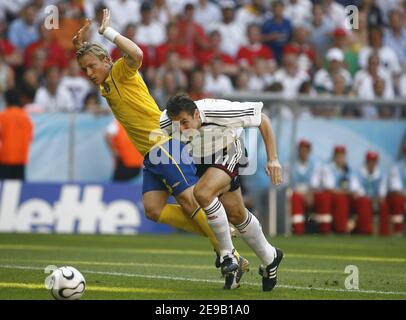 Schweden Erik Edman und Deutschland Miroslav Klosse während der WM 2006, zweite Runde, Deutschland gegen Schweden im Allianz-Arena Stadion in München, Deutschland am 24. Juni 2006. Deutschland gewann 2-0. Foto von Christian Liewig/ABACAPRESS.COM Stockfoto